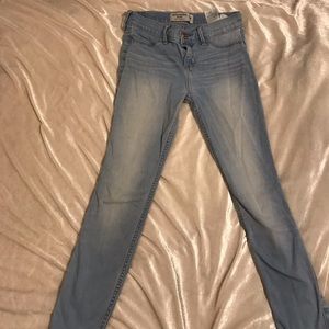 Abercrombie kids light wash jean 9/10 girls